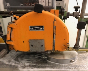 Präzisions-Flachschleifmaschine bearbeitet Rückseite eines Nickel-Stempels